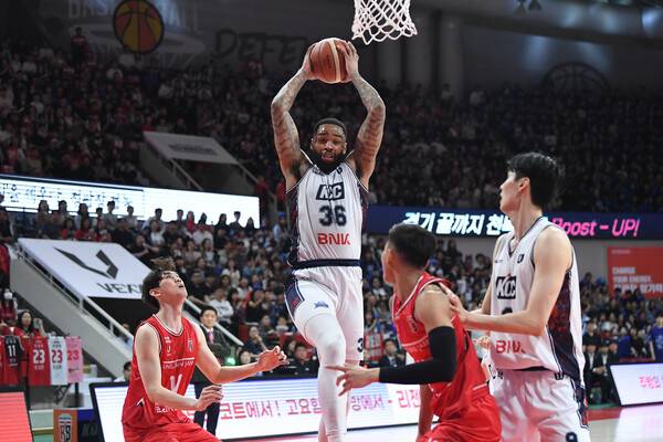 숀롱(부산 KCC)이 24일 안양에서 열린 4강 플레이오프(PO) 안양 정관장과 1차전에서 득점을 시도하고 있다. 한국농구연맹 제공
