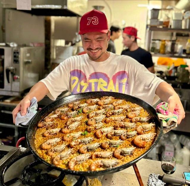 이상훈 셰프가 2024년 제주도에서 자신이 요리한 파에야를 들어 보이고 있다. 이상훈 셰프 제공