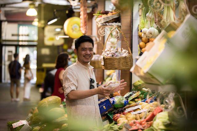 이상훈 셰프가 2020년 스페인 세비야의 한 채소 가게에서 식재료를 살펴보고 있다. 이상훈 셰프 제공