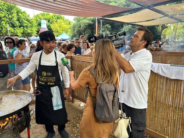 이상훈 셰프가 2023년 Sueca 국제 파에야경연대회에서 현지 언론과 인터뷰를 하고 있다. 이상훈 셰프 제공