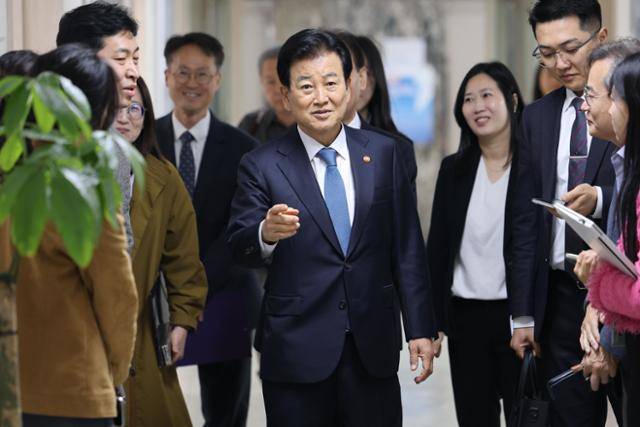 정동영 통일부 장관이 23일 서울 종로구 수운회관에서 한국종교인평화회의(KCRP) 대표회장인 박인준 천도교 교령을 예방하기 위해 이동하고 있다. 뉴스1