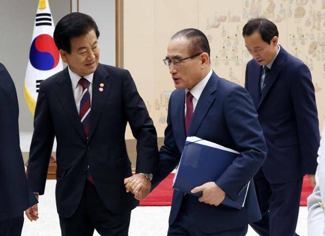 정동영(왼쪽) 통일부 장관과 위성락 국가안보실장이 지난해 7월 28일 서울 용산 대통령실에서 신임 국무위원 및 국세청장 임명장 수여식 후 대화하며 행사장을 나서고 있다. 대통령실사진기자단