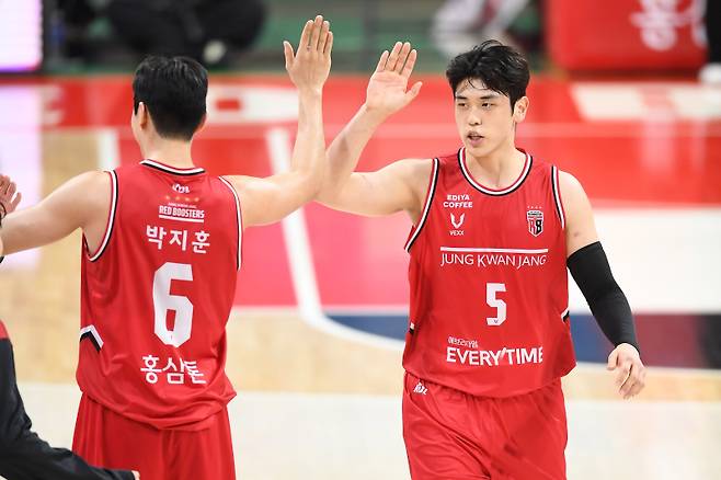 정관장 박지훈(왼쪽)과 변준형. 사진=KBL
