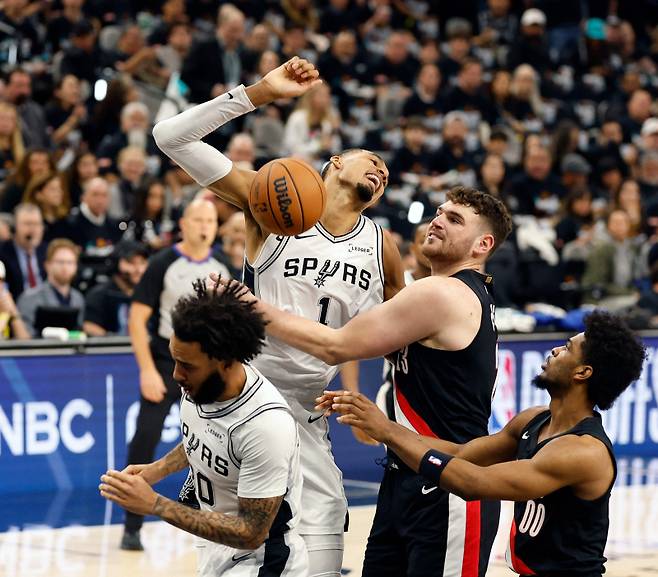 <yonhap photo-3498=""> SAN ANTONIO, TX -APRIL 21: Victor Wembanyama #1 of the San Antonio Spurs scores over Donovan Clinton #23 of the Portland Trailblazers in the first half of Game Two of the Western Conference First Round NBA Playoffs at Frost Bank Center on April 21, 2026 in San Antonio, Texas. NOTE TO USER: User expressly acknowledges and agrees that, by downloading and or using this photograph, User is consenting to terms and conditions of the Getty Images License Agreement. Ronald Cortes/Getty Images/AFP (Photo by Ronald Cortes / GETTY IMAGES NORTH AMERICA / Getty Images via AFP)/2026-04-22 12:38:30/ <저작권자 ⓒ 1980~2026 ㈜연합뉴스. 무단 전재 재배포 금지, AI 학습 및 활용 금지></yonhap>