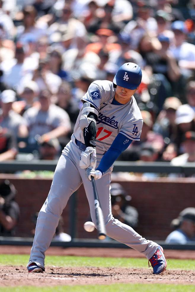 <yonhap photo-3206=""> SAN FRANCISCO, CALIFORNIA - APRIL 23: Shohei Ohtani #17 of the Los Angeles Dodgers hits into a double play during the seventh inning of their game against the San Francisco Giants at Oracle Park on April 23, 2026 in San Francisco, California. Ezra Shaw/Getty Images/AFP (Photo by EZRA SHAW / GETTY IMAGES NORTH AMERICA / Getty Images via AFP)/2026-04-24 06:29:33/ <저작권자 ⓒ 1980~2026 ㈜연합뉴스. 무단 전재 재배포 금지, AI 학습 및 활용 금지></yonhap>