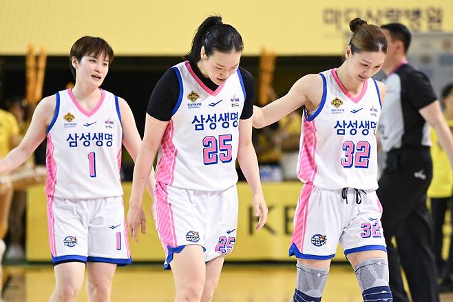 24일 청주체육관에서 열린 여자프로농구 챔피언결정전 2차전을 패한 삼성생명 선수들. WKBL 제공