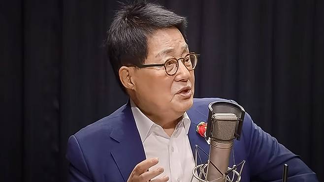 YTN 라디오 '장성철의 뉴스명당'에 출연한 박지원 더불어민주당 의원