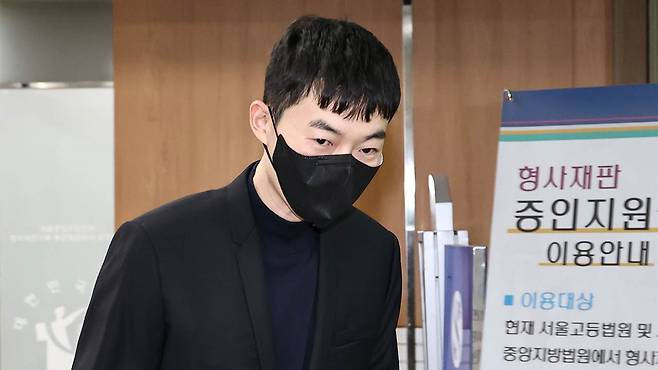 현직 교사로부터 수능 관련 모의고사 문항을 부정거래 한 혐의로 재판에 넘겨진 현우진 씨가 24일 서울 서초구 서울중앙지방법원에서 열린 청탁금지법 위반 혐의 첫 공판에 출석하고 있다.