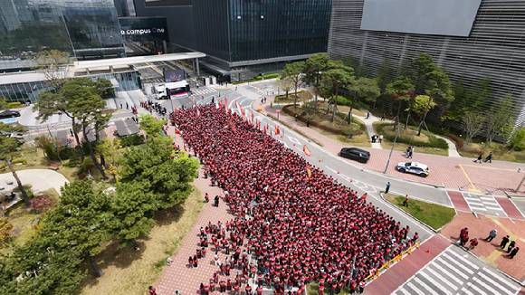 삼성바이오로직스 상생 노동조합이 지난 22일 인천 연수구 송도 거리에서 집회를 열고 있다. [사진=삼성바이오로직스 상생노조]