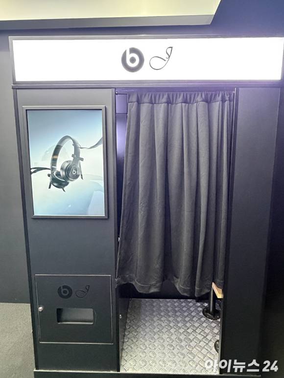 비츠 팝업스토어 포토 부스에서 자유롭게 사진을 촬영할 수 있다. [사진=황세웅 기자]