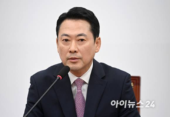 장동혁 국민의힘 대표가 24일 서울 여의도 국회에서 열린 현안 관련 브리핑을 하고 있다. [사진=곽영래 기자]