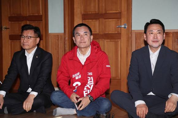 22일 강원 양양군 손양면 수산리어촌마을회관을 찾은 (왼쪽부터) 국민의힘 이양수 국회의원. 김진태 예비 후보, 장동혁 당 대표가 각자 다른 곳을 바라보고 있다. 2026.4.22 [사진=연합뉴스]