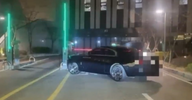 아파트 주차장 입구 가로막고 주차된 차량