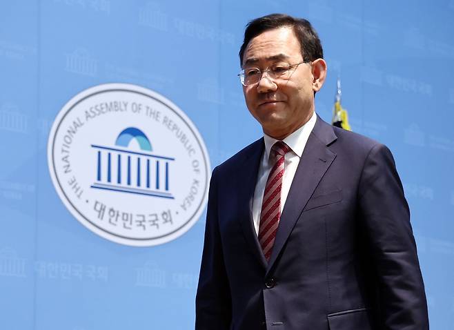 6·3 지방선거 국민의힘 대구시장 경선에서 컷오프(공천 배제)된 주호영 의원이 23일 서울 여의도 국회 소통관에서 선거 불출마 기자회견을 마친 뒤 회견장을 나서고 있다. 뉴스1