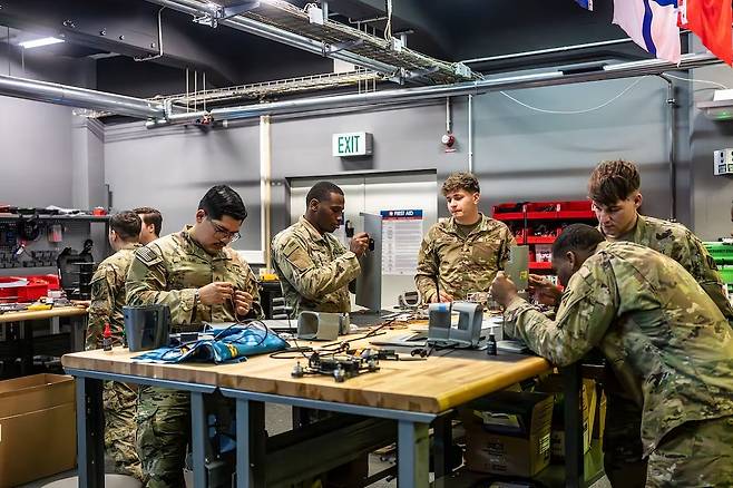 드론 교육은 비행에 그쳐서는 안된다. 직접 드론을 조립해보고 있는 미 육군. 미 육군