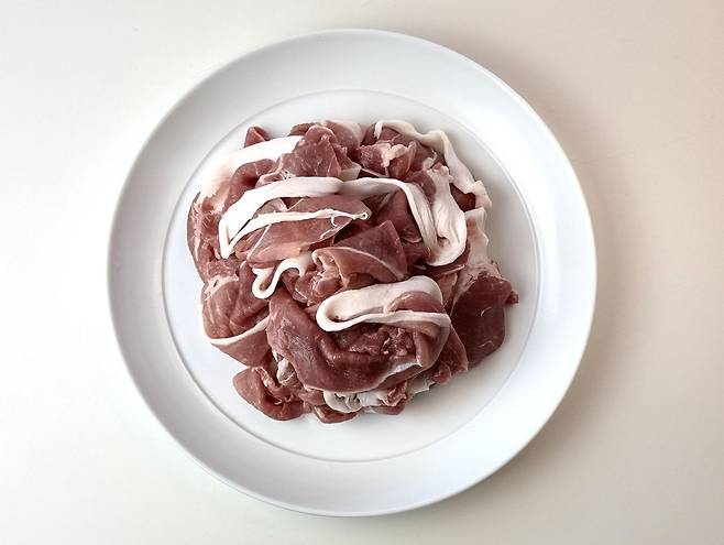 돼지 앞다릿살은 지방과 살코기의 조화가 적절해, 제육볶음에 제걱이다. 사진 이정웅