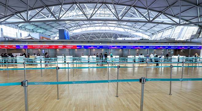 불안한 중동 정세 탓에 유가가 급등하면서 해외여행 수요가 급격히 줄고 있다. 지난 16일, 한산한 인천국제공항 제1여객터미널 출국장 모습. 뉴스1