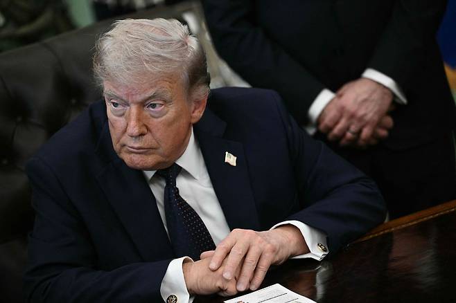 현지시간 23일 도널드 트럼프 미국 대통령이레바논 주미대사 나다 하마데 모아드와 이스라엘 주미대사 예히엘 라이터와 함께 이스라엘과 레바논의 3주 휴전 연장안을 발표하고 있다. AFP=연합뉴스