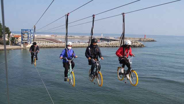 강릉 안목~남항진 일대에 조성된 국내 최초 바다 위를 횡단하는 자전거 체험시설 ‘아라나비 바다하늘 자전거’
