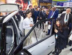 ‘2026 월드IT쇼’ 이튿날인 23일 기아 전시관에서 주한 외교관들이 EV5 GT-Line에 대한 설명을 듣고 있다.  /문경덕 기자