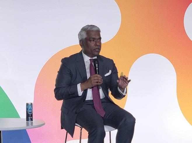 토마스 쿠리안 구글클라우드 최고경영자(CEO)가 23일(현지시간) 미국 라스베이거스에서 열린 넥스트 2026 컨퍼런스에서 기자간담회를 갖고 사이버보안 대응 방안을 설명하고 있다. /사진=김인엽 특파원