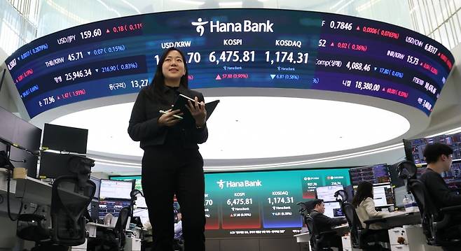 코스피가 종가 기준 사상 최고치를 경신한 23일 오후 서울 중구 하나은행 딜링룸 전광판에 코스피 종가가 표시되고 있다. 사진=뉴스1