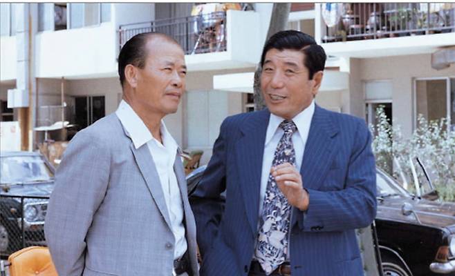 1977년 당시 기공식 후 대화를 나누고 있는 이임용 이사장과 송학준 초대 교장 /사진='일주세화학원 30년사'