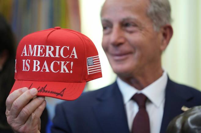 미셀 이사 주 레바논 미국 대사가 23일(현지시간) 백악관에서 이스라엘-레바논 고위관계자 회담 후 트럼프 대통령의 트레이드마크인 붉은 야구모자를 들어 보이고 있다. /AP연합뉴스