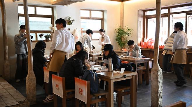 지난해 11월 서울 성동구 성수동 '삼양1963' 팝업 스토어의 실내 식당에서 방문객들이 라면을 시식하고 있다. 삼양식품 제공