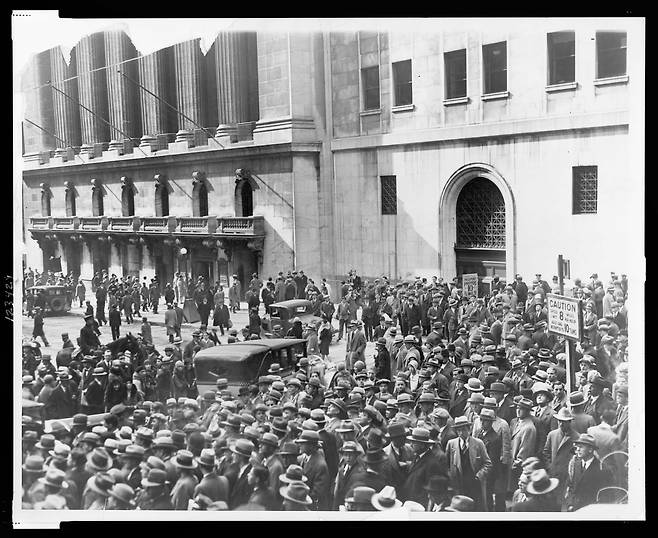 <1929>는 대공황을 촉발한 1929년 뉴욕 증시 대폭락을 중심으로, 인간의 탐욕이 어떻게 파국에 이르렀는지를 생생하게 그려낸다. 사진은 1929년 10월 증시 붕괴 직후 뉴욕증권거래소 밖에 군중이 모여든 모습. 웅진지식하우스 제공