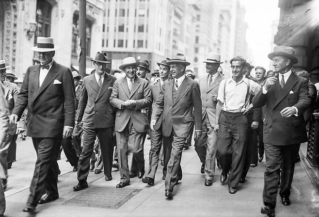 1933년, 주식시장 대폭락 이후 제기된 두 건의 탈세 혐의에 대해 무죄 판결을 받고 브로드웨이를 걷고 있는 찰스 미첼의 모습.  웅진지식하우스 제공