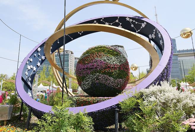 A floral installation set up at Ilsan Lake Park in Goyang, Gyeonggi, on April 23, as part of the international flower festival held from Friday to May 10. [YONHAP]