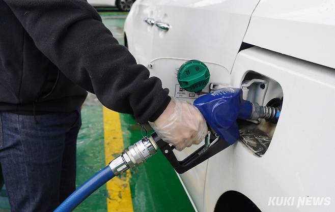 한 시민이 주유를 하고 있다. 박효상 기자 &nbsp;