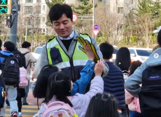 이강구 인천시의원이 12년이 넘도록 인천 송도국제도시의 초등학교 앞에서 등교길 교통 지도를 해오고 있다. 이 시의원 제공