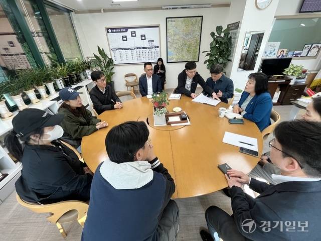 8시40분 학부모 대표들이 오인열 시흥시의회 의장과 면담을 하고있다. 김형수기자