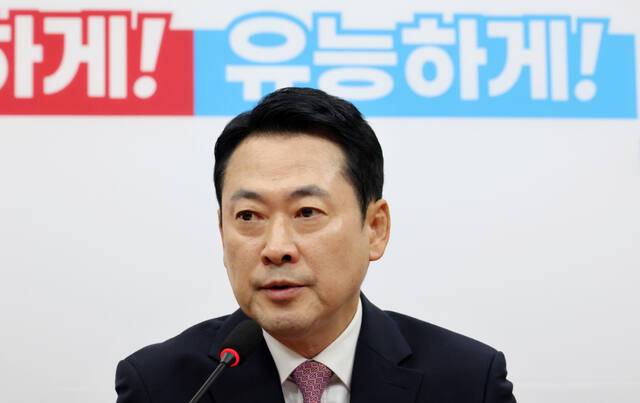 국민의힘 장동혁 대표가 24일 국회에서 브리핑을 열고 정보 누설 논란이 제기된 정동영 통일부 장관에 대한 해임 건의안의 내용과 현안 관련 질의에 답하고 있다. 연합뉴스