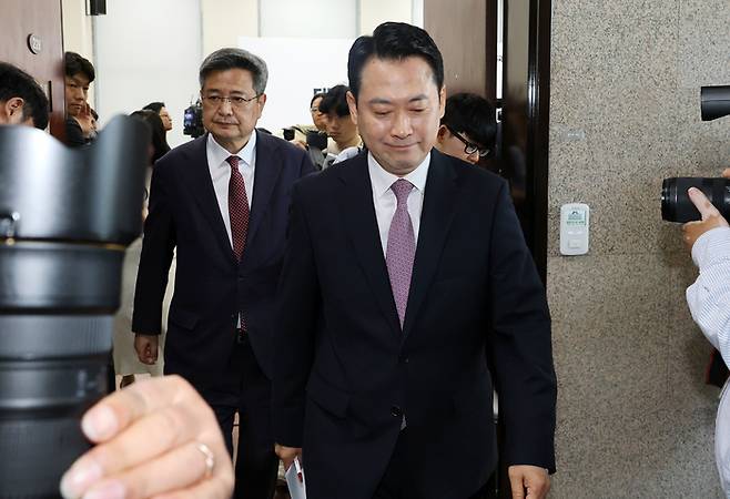 장동혁 국민의힘 대표가 24일 국회에서 정보 누설 논란이 제기된 정동영 통일부 장관에 대한 해임 건의안의 내용과 현안 브리핑을 마친 뒤 이석하고 있다. [연합뉴스]