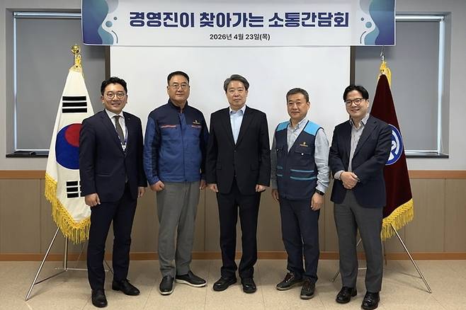 박영철 경영기획부사장(가운데)이 지난 23일 ‘찾아가는 중소기업 소통간담회’에서 박재철 거명파워 대표(왼쪽 두 번째) 등 양사 관계자들과 기념촬영을 하고 있다.[한국남부발전]