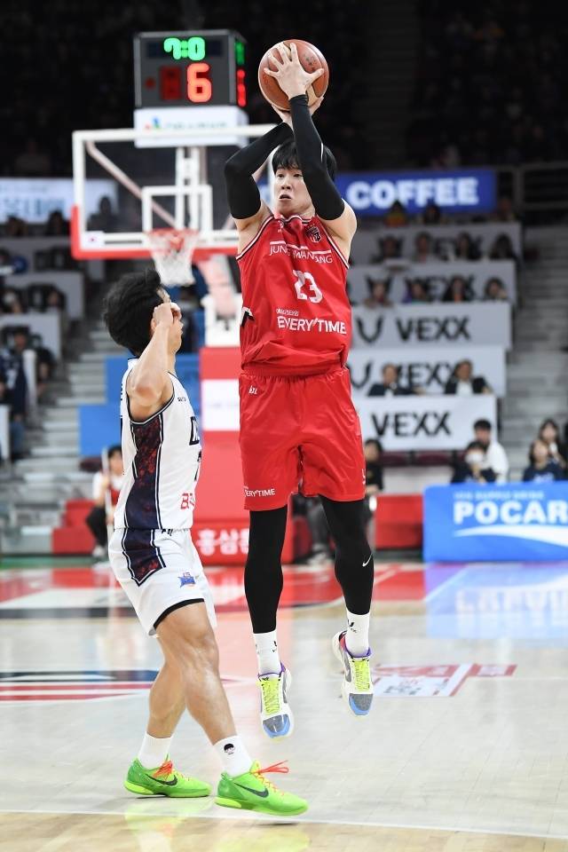 전성현의 1쿼터 부활포가 없었다면 정관장은 더 힘든 게임을 했을 것이다. 사진=KBL 제공