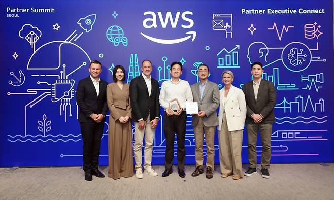 (왼쪽부터) 크리스 케이시 AWS APJ 파트너 세일즈 및 개발 디렉터, 방희란 AWS 코리아 파트너 세일즈 및 개발 총괄, 하이메 발레스 AWS APJC 부사장, 정수덕 센드버드 파트너십 총괄, 함기호 AWS 코리아 대표이사, 코리 브리스코 AWS APJ 파트너 코어 디렉터, 차인혁 파트너 개발 매니저가 지난 21일 AWS 파트너 서밋 서울 2026에서 기념 촬여을 하고 있는 모습. /사진제공= 센드버드