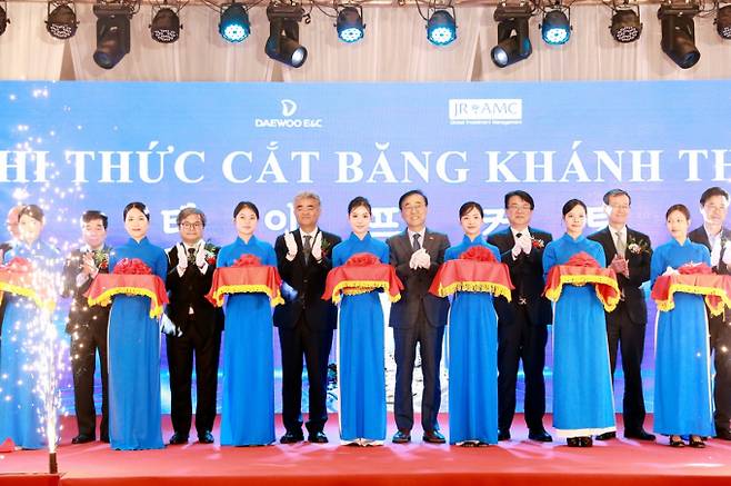 정원주 대우건설 회장이 지난 21부터 24일까지 경제사절단 일원으로 베트남에 방문해 주요 인사들을 만나 협력사업을 추진했다./사진제공=대우건설