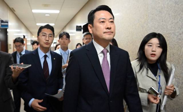 거취 입장 밝힌 뒤…  : 장동혁(가운데) 국민의힘 대표가 24일 오전 국회에서 현안 관련 기자간담회를 마친 뒤 당대표실로 이동하고 있다. 왼쪽은 박준태 대표비서실장. 곽성호 기자