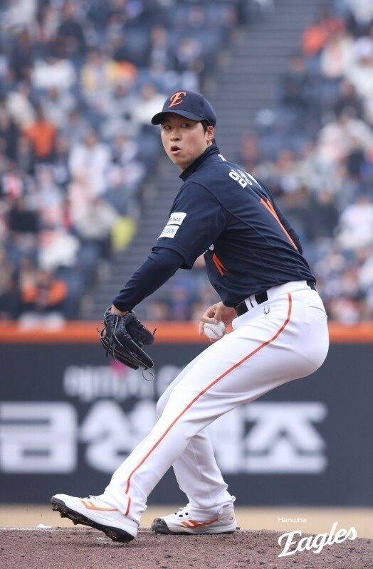 한화 엄상백이 대전한화생명이글스파크에서 열린 시범경기서 투구하고 있다. 3월의 모습이다./한화 이글스 제공