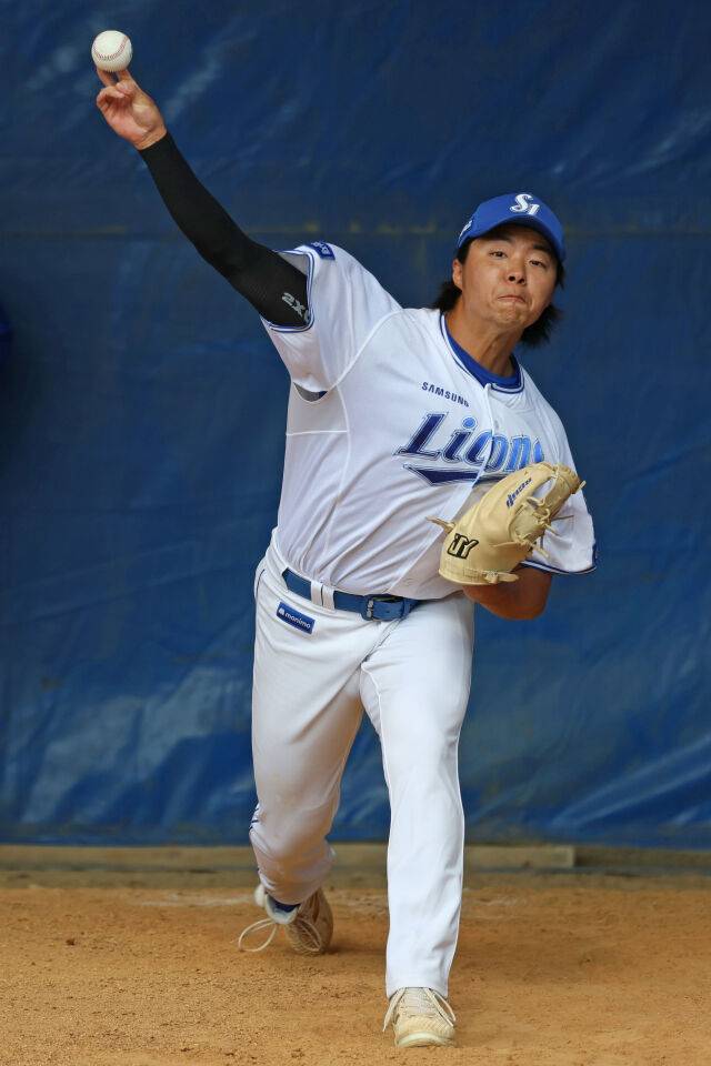 김무신이 드디어 퓨처스리그 마운드에 올랐다. 지난 3월 스프링캠프에서 투구하고 있다./삼성 라이온즈 제공