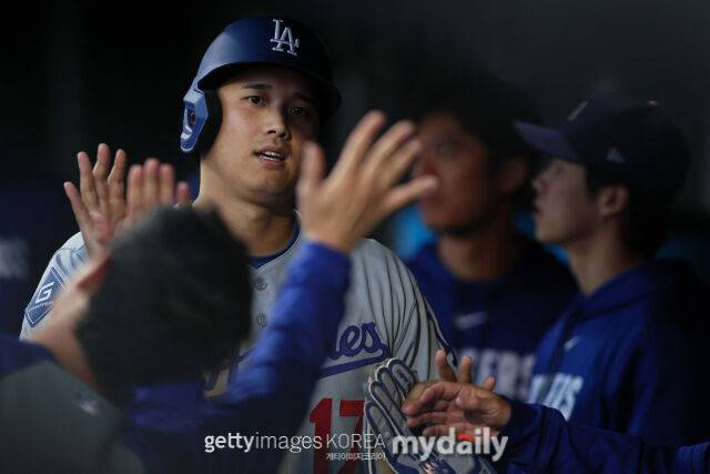 LA 다저스 오타니 쇼헤이가 22일(한국시각) 미국 캘리포나아주 샌프란시스코 오라클파크에서 열린 2026 메이저리그 샌프란시스토 자이언츠와의 원정경기서 더그아웃으로 들어와 동료들과 하이파이브하고 있다./게티이미지코리아