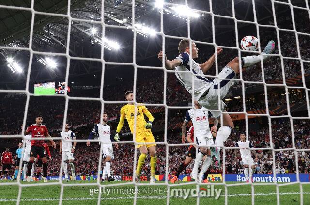 토트넘 홋스퍼 수비수 미키 판 더 펜이 맨체스터 유나이티드와 연결되고 있다. 2024-25시즌 유럽축구연맹(UEFA) 유로파리그(UEL) 결승전서 결정적인 수비를 해 낸 판 더 펜(오른쪽). /게티이미지코리아