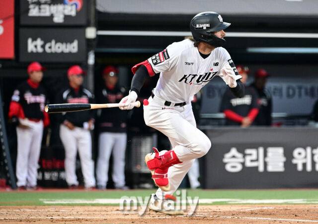 2026년 4월 22일 오후 경기도 수원KT위즈파크에서 열린 '2026 신한 SOL KBO리그' KIA 타이거즈와 KT 위즈의 경기. KT 힐리어드가 5회말 2사 1루서 2루타를 치고 있다./마이데일리