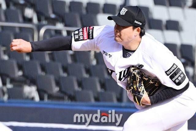 KT 한승혁이 19일 오후 경기도 수원KT위즈파크에서 진행된 ‘2026 신한 SOL KBO리그’ 키움-KT의 시범경기에서 구원 등판해 역투를 펼치고 있다./마이데일리