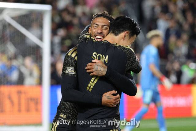 LAFC의 손흥민과 부앙가가 2026년 2월 미국 LA에서 열린 인터 마이애미와의 2025시즌 MLS 개막전에서 포옹하고 있다./게티이미지코리아