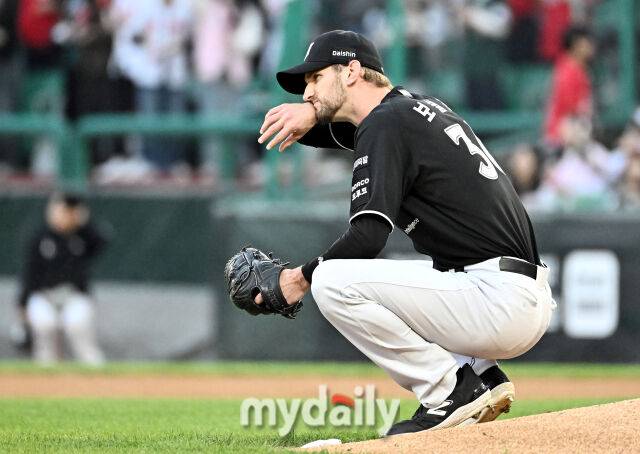 24일 오후 인천 SSG랜더스필드에서 진행된 '2026 프로야구 KBO리그' SSG랜더스와 KT위즈의 경기. KT 보쉴리가 1회말 무사 2루서 SSG 정준재에게 적시타를 맞은 뒤 아쉬워 하고 있다./인천 = 송일섭 기자